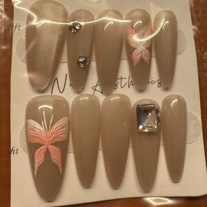 Nude‎ Flutter Nail Set – Press-On Elegance